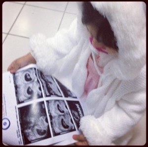 Bru vendo o bebê no primeiro US