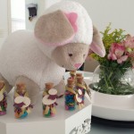 Pra decorar, flores, ovelhas e lembrancinhas.